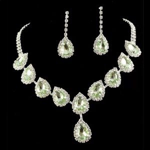 Good quality green jewelry set.